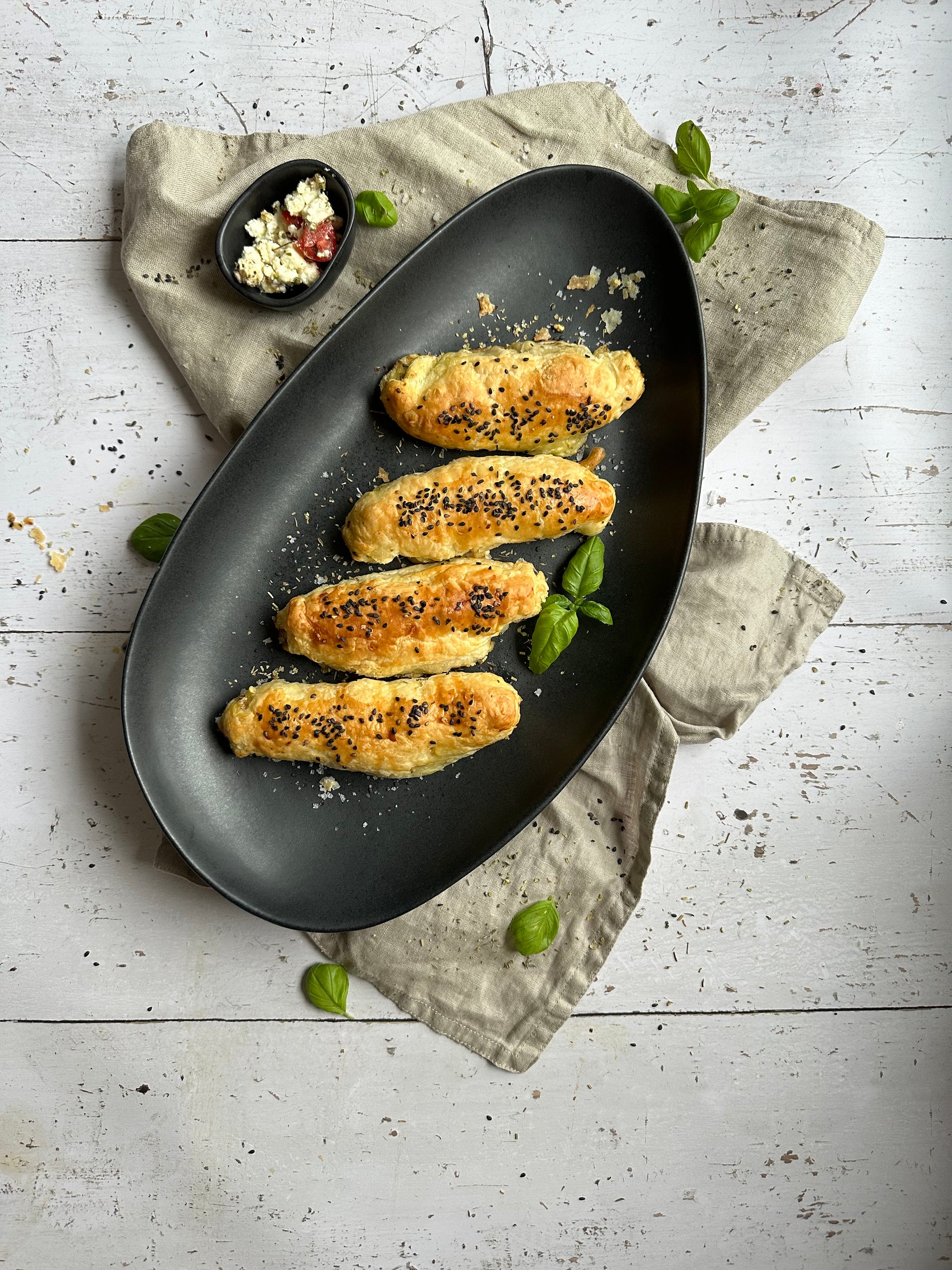 Blätterteigröllchen mit Feta & Tomaten