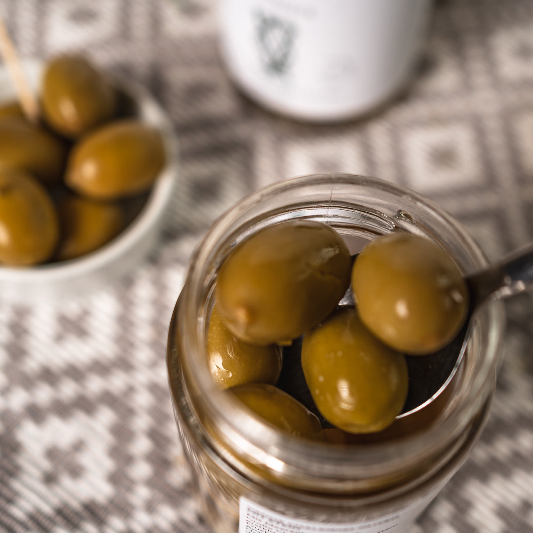Grüne Oliven mit Stein in Salzlake