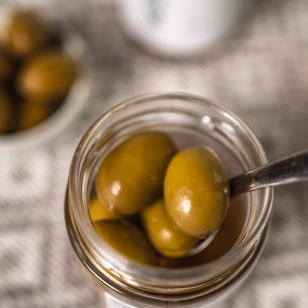 Grüne Oliven mit Stein in Salzlake