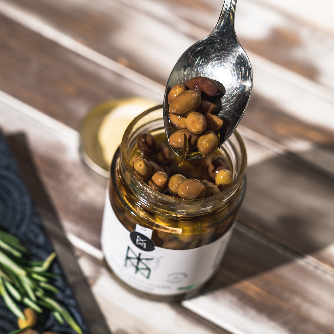 Grüne Kreta-Oliven mit Rosmarin