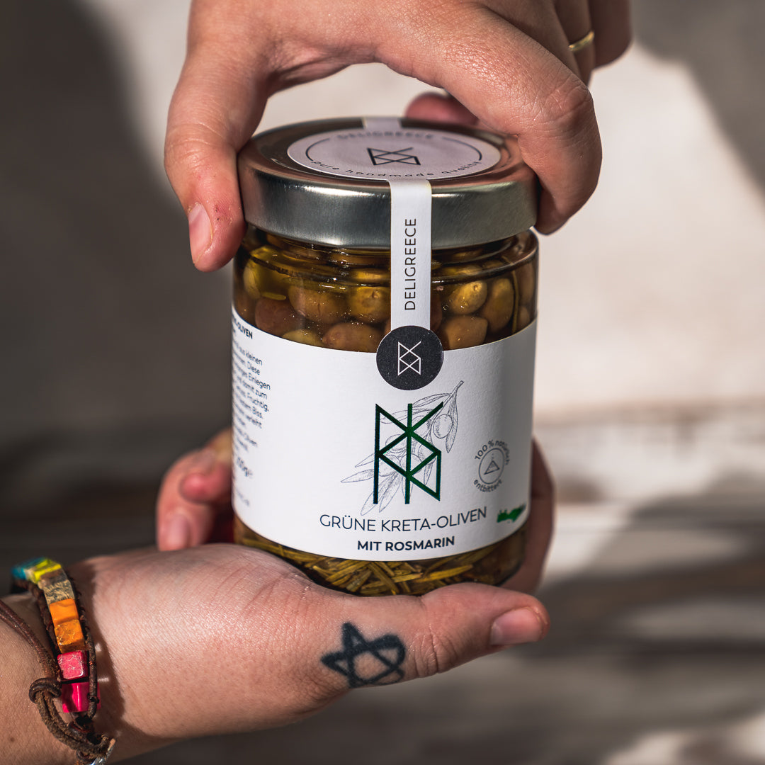 Grüne Kreta-Oliven mit Rosmarin