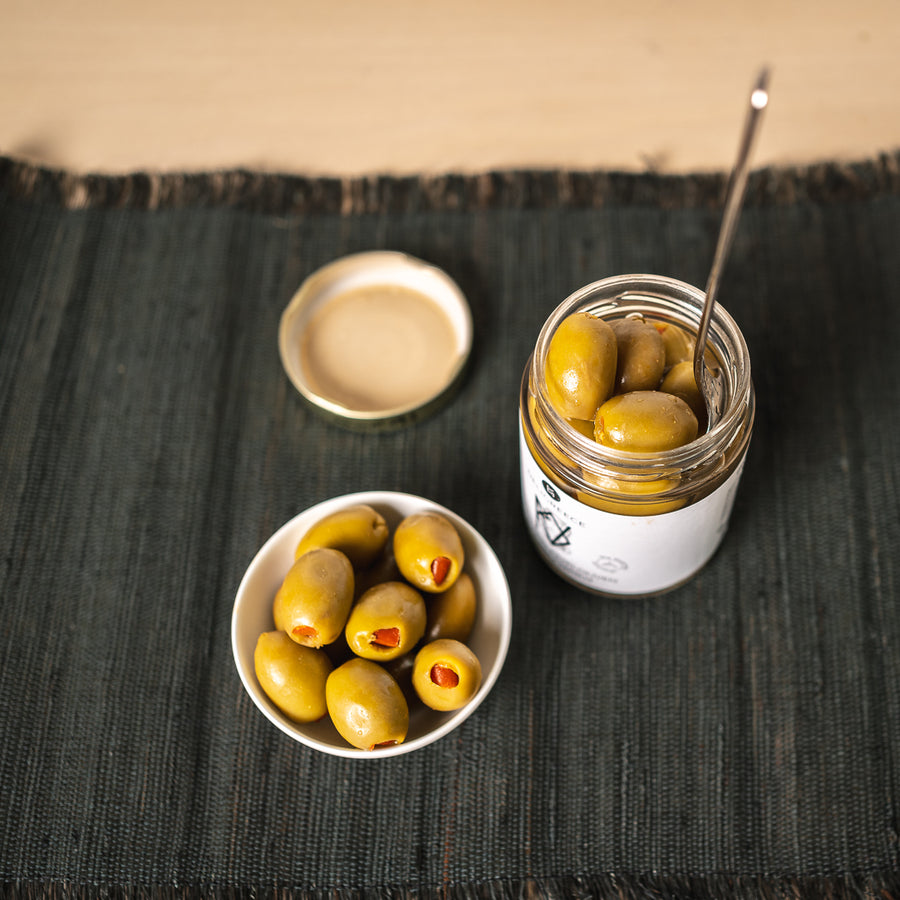 Grüne Oliven mit Paprika gefüllt in Salzlake